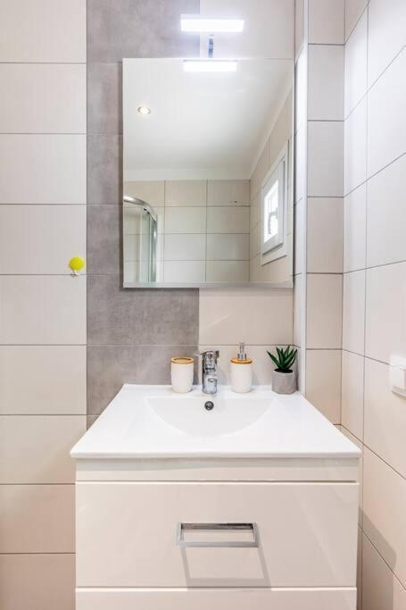 2 Bedroom Luxury Apartment テッサロニキ エクステリア 写真